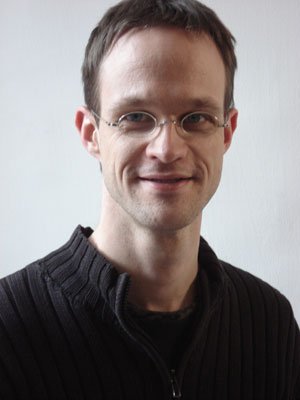 Helmut Neundlinger, geb. 1973, arbeitete 2010 bis Jänner 2012 den
Nachlass Wendelin Schmidt-Denglers am Österreichischen Literaturarchiv
auf. Im März 2012 gab er Schmidt-Denglers gesammelte Texte zum Fußball
unter dem Titel "Hamlet oder Happel. Eine Passion" im Klever-Verlag
heraus. Der Bericht über den Nachlass wird in einem von Daniela Strigl
und Michael Rohrwasser heraus gegebenen Band mit dem Titel "Der Dichter
und sein Germanist" in Kürze im Verlag Braumüller erscheinen. Helmut Neundlinger, geb. 1973, arbeitete 2010 bis Jänner 2012 den
Nachlass Wendelin Schmidt-Denglers am Österreichischen Literaturarchiv
auf. Im März 2012 gab er Schmidt-Denglers gesammelte Texte zum Fußball
unter dem Titel "Hamlet oder Happel. Eine Passion" im Klever-Verlag
heraus. Der Bericht über den Nachlass wird in einem von Daniela Strigl
und Michael Rohrwasser heraus gegebenen Band mit dem Titel "Der Dichter
und sein Germanist" in Kürze im Verlag Braumüller erscheinen.
