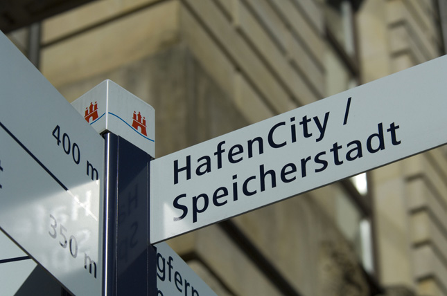 Anreise: Ab Wien täglich sechs bis acht Direktflüge nach Hamburg (Austrian, Air Berlin, Lufthansa; Flugzeit: 1:31 Stunden) und zwei Züge. Untertags mit dem ICE binnen 9:13 Stunden nach Hamburg-Hauptbahnhof oder äber Nacht in 12:02 Stunden mit ÖBB-EuroNight (Mitnahme von Auto, Motorrad oder Fahrrad möglich), jeweils mit Zustiegsmöglichkeiten in St. Pölten und Linz. Ab Hamburg-Airport mit der S-Bahn im Zehn-Minuten-Takt via Station Ohlsdorf zum Hauptbahnhof (S1, Fahrzeit 25 Minuten). Viele Ermäßigungen und freie Fahrt mit Bus, S- und U-Bahn mit der Hamburg-Card (1, 3 oder 5 Tage).