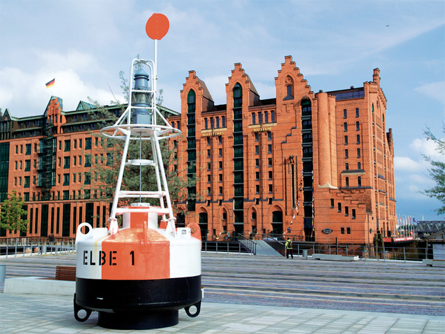 IMMH - Internationales Marinemuseum Hamburg, Kaispeicher B, Koreastr. 1, täglich außer Montag von 10 bis 18 Uhr, Donnerstag bis 20 Uhr, Tel.: 0049/40/30 09 23-0. Im großen Museumsshop eine kleine Auswahl von 1:1250-Metallschiffen. Für den Aufbau einer Heimflotte zum Beispiel aus diversen Modellen der k. u. k. Marine empfiehlt sich ein Besuch in der Galerie Maritim, Martin-Luther-Straße 21, Tel.: 00/49/40 36 43 12 oder bei WEDE - Fachbuchhandlung, Große Bleichen 36 im Hanse-Viertel.
Allgemeine Info: Hamburg Tourismus