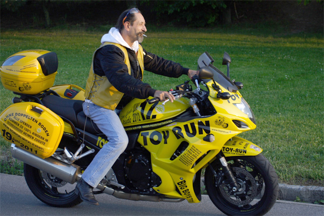 Initiator und Organisator Ernstl Graft auf dem Toy-Run-Mobil .