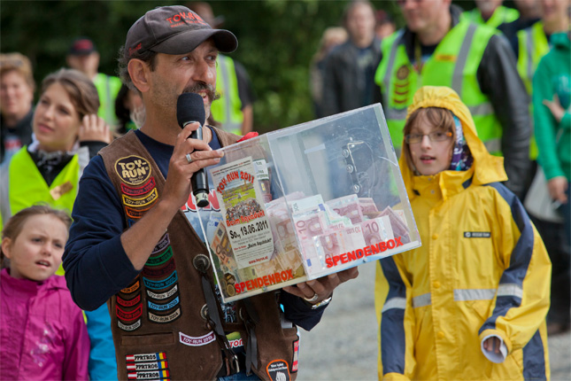 Ernstl mit den Spenden der Bikerinnen und Biker.
Information:Die 20. Toy-Run, "The final ride", startet am 17.
 Juni bei der SCS. Die Motorradfahrer treffen sich ab 6.00 Uhr am 
Parkplatz und starten um 9.00 Uhr in Richtung des Kinderheimes "Beim 
Aquädukt".Toyrun