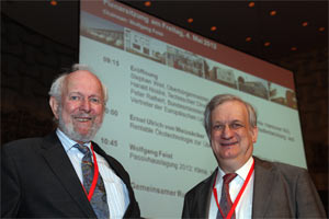 Ernst Ulrich von Weizsäcker, Wolfgang Feist (v.l.): "Sanierungen mit schlechterer Qualität zementieren nur die schlechte Effizienz." Ernst Ulrich von Weizsäcker, Wolfgang Feist (v.l.): "Sanierungen mit schlechterer Qualität zementieren nur die schlechte Effizienz."