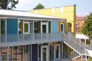 Passivhaus-Kindertagesstätte in Hannover. Der Klimaschutzfonds "proKlima" hat hier seit 1998 rund 750 Passivhaus-Wohneinheiten bezuschusst, außerdem über 50 Nichtwohngebäude im Passivhaus-Standard. Passivhaus-Kindertagesstätte in Hannover. Der Klimaschutzfonds "proKlima" hat hier seit 1998 rund 750 Passivhaus-Wohneinheiten bezuschusst, außerdem über 50 Nichtwohngebäude im Passivhaus-Standard.