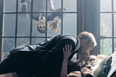 Durstiger Beobachter beim Liebesspiel: Vampir Johnny Depp kommt in Tim 
Burtons "Dark Shadows" mit zweihundertjähriger Verspätung in der 
Gegenwart der 1970er-Jahre an.