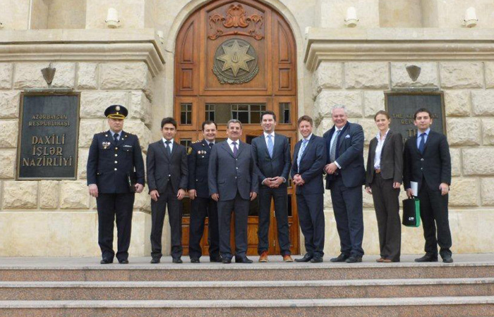 Medien-Lehrgang für den Song Contest in Baku: Aserbaidschans Vize-Innenminister Oruj Zalov (4. v. li.) und (re. daneben) Alexander Marakovits, Manfred Reinthaler, Hans Golob und Daniela Tunst.