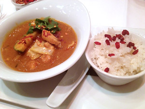 Thai-Hühnercurry, ordentlich scharf, mit Berberitzenreis. Thai-Hühnercurry, ordentlich scharf, mit Berberitzenreis.