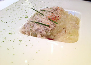 Die Jakobsmuschel mit Pomelo kam mir ein bisschen zu dessertig daher. Die Jakobsmuschel mit Pomelo kam mir ein bisschen zu dessertig daher.