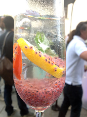 Wie Medienfuzzis bei Kim kocht vorglühen: Cocktail von Sake und Prosecco
Kim kochtEinladung, daher kein Preis Wie Medienfuzzis bei Kim kocht vorglühen: Cocktail von Sake und Prosecco
Kim kochtEinladung, daher kein Preis