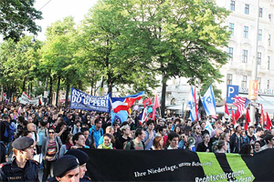 Die Demo am Ring machte sich dann auf den Weg Richtung Heldenplatz. Die Demo am Ring machte sich dann auf den Weg Richtung Heldenplatz.