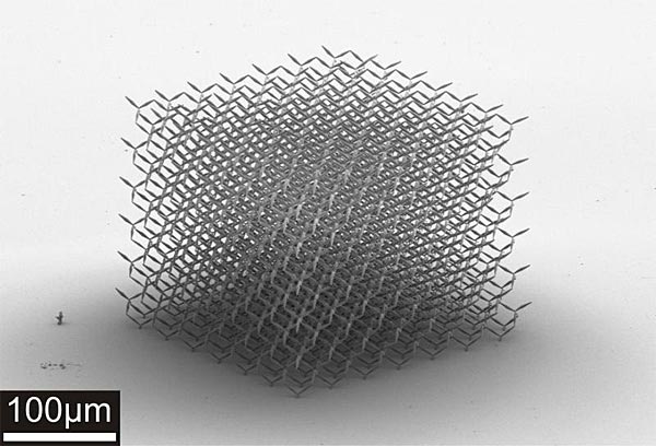 Pentamode-Metamaterialien verhalten sich annähernd wie  
Flüssigkeiten. Ihre erstmalige Herstellung eröffnet  neue Möglichkeiten in der Transformationsakustik. 