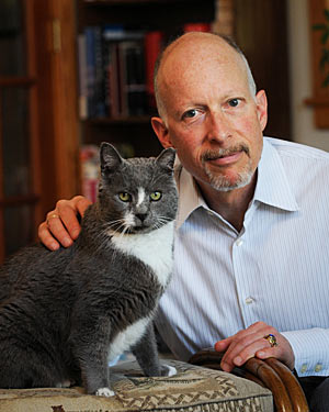 "Meine Katze Pindar schätzt das Leben genauso wie ich. Der Wert eines
Lebens steigt meiner Meinung nach nicht, nur weil einer von uns beiden
konzeptuell über das Leben nachdenken kann", meint Tierethiker Gary Steiner über sein Haustier. "Meine Katze Pindar schätzt das Leben genauso wie ich. Der Wert eines
Lebens steigt meiner Meinung nach nicht, nur weil einer von uns beiden
konzeptuell über das Leben nachdenken kann", meint Tierethiker Gary Steiner über sein Haustier.