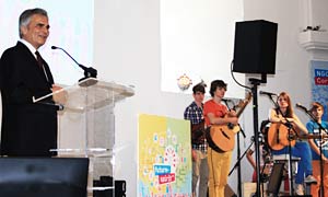 Kanzler Faymann und die Jugendband "Chill'en'joy" beim Auftakt der Jugendinitiative.