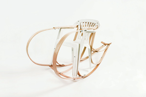 Traum oder Albtraum für Michael Thonet? Das Trio Breaded Escalope spielt im Rahmen ihres Projekts "Love me bender" mit dem Massenobjekt und Plastiksessel "Monoblock" und stellen ihm ihre Interpretation von Manufakturarbeit in Form einer Bugholzkonstruktion gegenüber. 