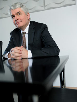 "Ich hoffe natürlich, dass mein Antrag durchgeht und wir wieder
Studienbeiträge einheben können. Ich glaube, es wird ein sehr knappes
Ergebnis - in die eine oder andere Richtung." "Ich hoffe natürlich, dass mein Antrag durchgeht und wir wieder
Studienbeiträge einheben können. Ich glaube, es wird ein sehr knappes
Ergebnis - in die eine oder andere Richtung."
