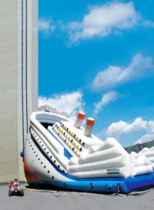 Eine leckgeschlagene Schlauchboot-Titanic: Das Kunstfestival Soho in Ottakring führt auf "Unsicheres Terrain". Eine leckgeschlagene Schlauchboot-Titanic: Das Kunstfestival Soho in Ottakring führt auf "Unsicheres Terrain".