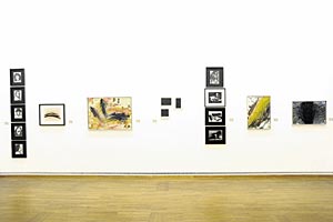 Keine Installation von Arnulf Rainer bei Galerie Ruberl, bloß eine gelungene Hängung aus verschiedenen Schaffensperioden. Keine Installation von Arnulf Rainer bei Galerie Ruberl, bloß eine gelungene Hängung aus verschiedenen Schaffensperioden.