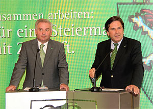 Hermann Schützenhöfer (li.) und Franz Voves verkünden: Drei steirische Bezirke organisieren sich neu. Hermann Schützenhöfer (li.) und Franz Voves verkünden: Drei steirische Bezirke organisieren sich neu.