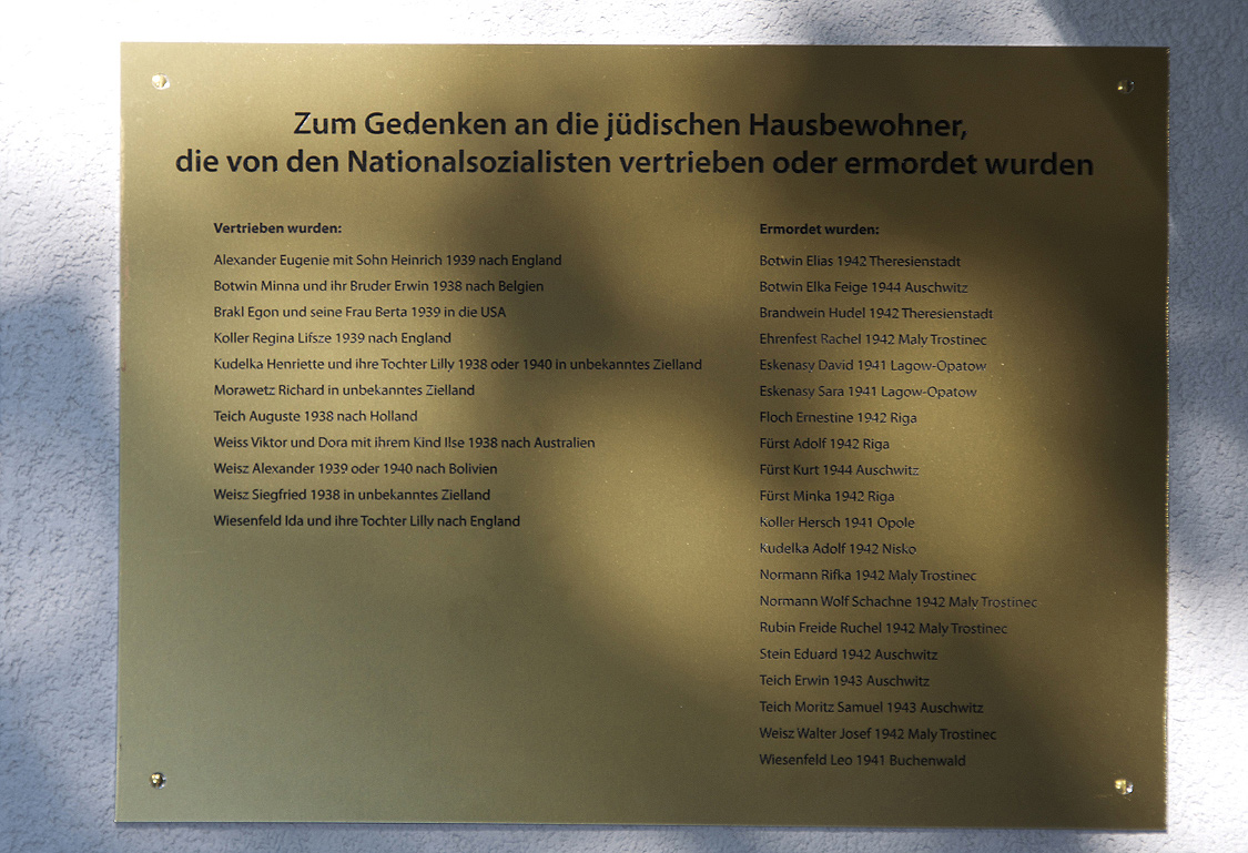 Gedenktafel für die 20 jüdischen Einwohner, die von den Nazis ermordet oder vertrieben wurden, an der Eingangstür des Hauses Ybbsstraße 6.