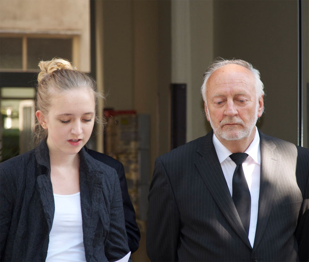 Dietmar Larcher mit Enkelin Livia Egyed bei der feierlichen Präsentation der Tafel. Agnes Larcher war krankheitsbedingt verhindert.