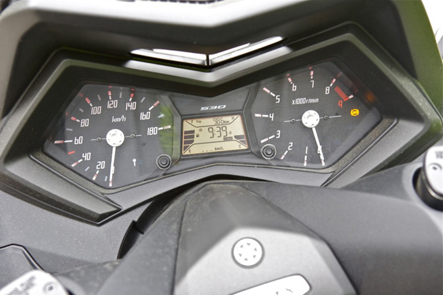 Yamaha TMax
Motor: 2 Zylinder-4-Takt-MotorHubraum: 530 ccmLeistung: 34,2 kW (46,5 PS) bei 6.750 U/minDrehmoment: 52,3 Nm bei 5.250 U/minKraftübertragung: Keilriemen-AutomatikRadaufhängung vorne: Teleskop-GabelRadaufhängung hinten: SchwingarmBremse vorne: Doppel-Scheibenbremse, Ø 267 mm, ABSBremse hinten: Scheibenbremse, Ø 282 mm, ABSReifen vorne: 120/70 15Reifen hinten: 160/60 15Gewicht fahrbereit: 217 kg (221 kg ABS)Sitzhöhe: 800 mmPreis: ab 10.999 Euro
+
Auf diesem Roller finden auch große Menschen ausreichend Platz - und 
alle zusammen mehr als ausreichend Beschleunigung und Fahrspaß
- Er ist kein Stauraum-Wunder, möchte er aber auch nicht sein.