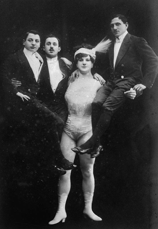 Eine Frau, die Männer auf den Arm nimmt: Katie Sandwina als The Lady Hercules.