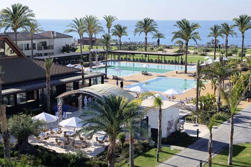 Unterkunft: Robinson Club Playa Granada. Das All-inclusive-Flaggschiff der Tui-Gruppe liegt direkt an der Costa Tropical mit Kiesstrand. In das 80 km entfernte Granada führt eine Autobahn. Die Anlage in maurisch-andalusischem Stil verfügt über 299 Zimmer, Apartments und Suiten. Außerdem gibt es einen 18-Loch-Golfplatz, sechs Tennisplätze mit Tennisschule, Süßwasserpool, Fitnessstudio mit Personal Trainern und Spa. Günstige Arrangements gibt es beispielsweise im Oktober: Eine Woche ab Wien kostet pro Person im DZ 1129 Euro. Essen im Spezialitätenrestaurant La Bodega gibt es gegen Aufpreis.