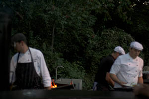 Wo wir schon bei scharfen Sachen sind: In diesem Fall ist es ohne Zweifel das Grün hinter den drei Herren am Grill. Das kann ich mit Sicherheit sagen.
Volksgarten Pavillon BarbecueEine Vorspeise, zwei Steaks mit Beilagen, Bier, Saft, Wein, Wasser: 69,90 Euro. Wo wir schon bei scharfen Sachen sind: In diesem Fall ist es ohne Zweifel das Grün hinter den drei Herren am Grill. Das kann ich mit Sicherheit sagen.
Volksgarten Pavillon BarbecueEine Vorspeise, zwei Steaks mit Beilagen, Bier, Saft, Wein, Wasser: 69,90 Euro.