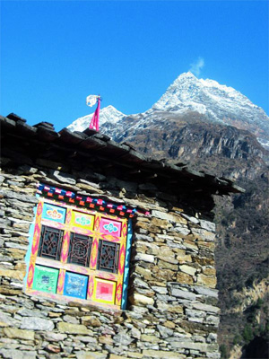 Mörtel? Braucht man in den Tälern rund um den Manaslu nicht. Die Häuser bestehen aus übereinandergeschichteten Steinen, durch die der Wind pfeift. Mörtel? Braucht man in den Tälern rund um den Manaslu nicht. Die Häuser bestehen aus übereinandergeschichteten Steinen, durch die der Wind pfeift.