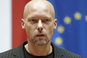 Schreuder sieht ÖVP und FPÖ als die Bastionen der Homophobie in Österreich. Schreuder sieht ÖVP und FPÖ als die Bastionen der Homophobie in Österreich.