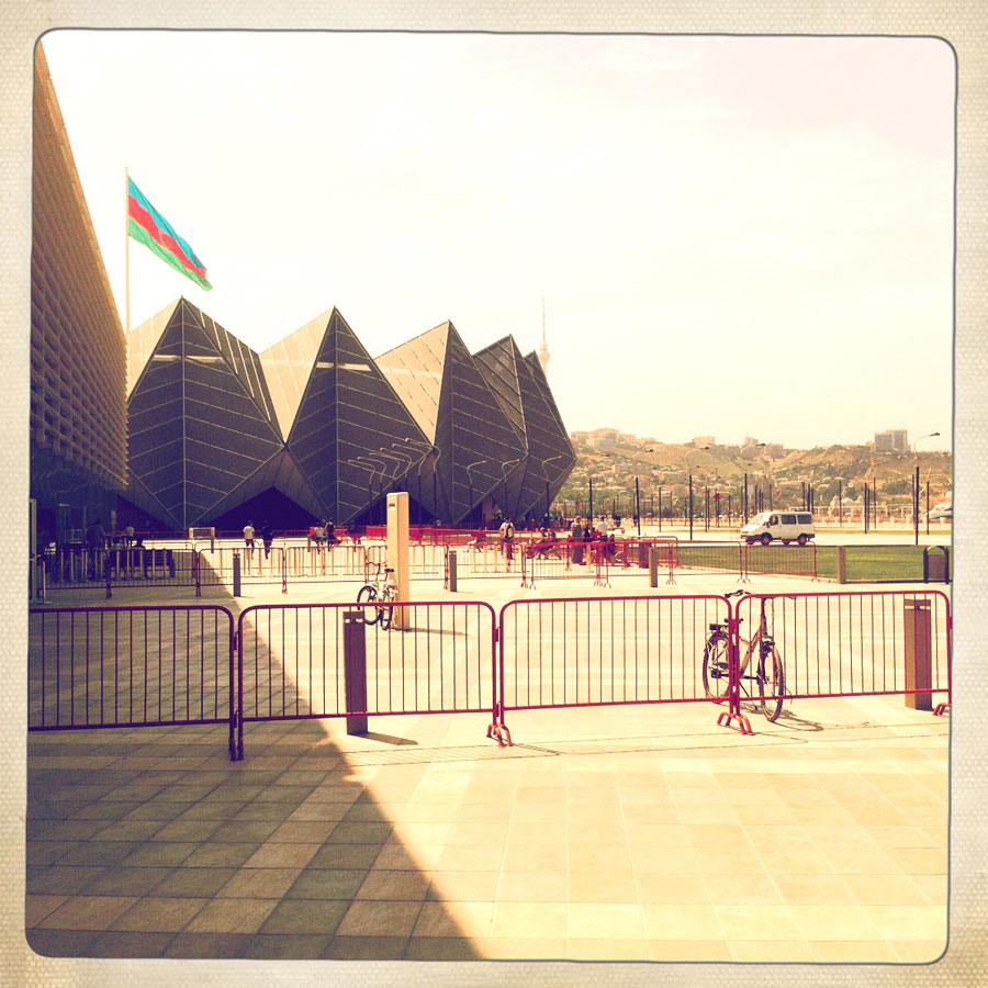 Crystal Hall und dahinter die monströse Fahnenstange. Und viele, viele Absperrungen.