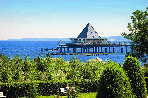 Von 2. Juni bis 29. September fliegt die OLT ab Wien nach Usedom, 
Flughafen Heringsdorf. Ruefa bietet in dieser Zeit verschiedene 
Flug/Hotel-Pakete um 399 Euro pro Person an, Kinderermäßigung.
Info: Strandhotel Ostseeblick
Die Seebrücke von Ahlbeck ist die längste an der Ostseeküste. Sie ist teilweise überdacht und ein Shoppingcenter.