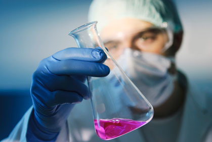 Die "chemische Revolution" brachte tausende neue Substanzen hervor (Symbolbild) - diese gelangten in Umwelt, Trinkwasser und Nahrungskette. Der US-Biologe David
Crews untersucht die
epigenetischen Auswirkungen von Fremdstoffen. Die "chemische Revolution" brachte tausende neue Substanzen hervor (Symbolbild) - diese gelangten in Umwelt, Trinkwasser und Nahrungskette. Der US-Biologe David
Crews untersucht die
epigenetischen Auswirkungen von Fremdstoffen.