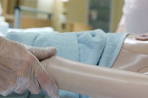 Die Pflegeschülerinnen und -schüler üben mit Puppen, aber auch miteinander - etwa das Eincremen der Hände. Die Pflegeschülerinnen und -schüler üben mit Puppen, aber auch miteinander - etwa das Eincremen der Hände.
