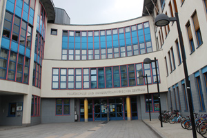 Der Schwerhörigenschule teilt sich das Gebäude mit einer Volksschule. Der Schwerhörigenschule teilt sich das Gebäude mit einer Volksschule.