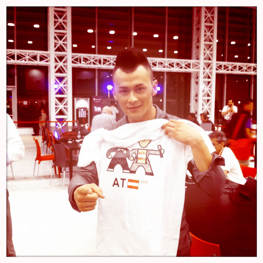 Lukas zeigt sich vor dem Semifinale im Pressezentrum und freut sich über ein T-Shirt-Geschenk eines britischen Fans.