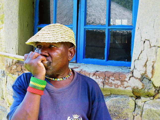 Die Lesiba, ein Holzstab mit Vogelfeder und Pferdehaar, ist das traditionelle Musikinstrument der Basotho. Und Tutubale Tsoene ist der Mann, der es zum Klingen bringt.