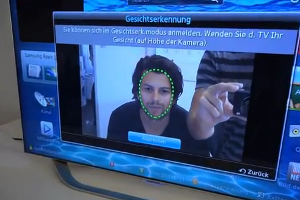 Die integrierte Kamera und ein eingebautes Mikrofon dienen der Erkennung und bieten gleichzeitig die Möglichkeit, Videokonferenzen mittels Skype abzuhalten.