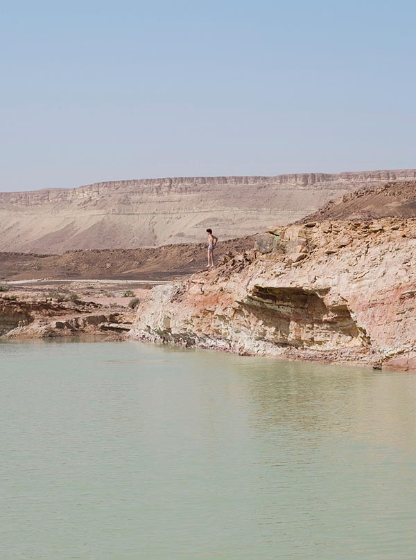 Sharon Ya'aris Fotografien zeigen die israelische Landschaft in unaufgeregten Bildern. "Ramon crater" (Detail) von 2012 ruft aber unweigerlich biblische Szenen ins Gedächtnis. 