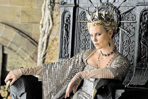 Die Königin trägt Dornenkrone: Charlize Theron in "Snow White and the Huntsman". Die Königin trägt Dornenkrone: Charlize Theron in "Snow White and the Huntsman".