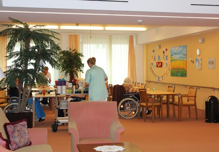 In den ersten drei Stockwerken befinden sich eine Pflegestation, eine Hausgemeinschaft für SeniorInnen und SeniorInnen-Apartments. 