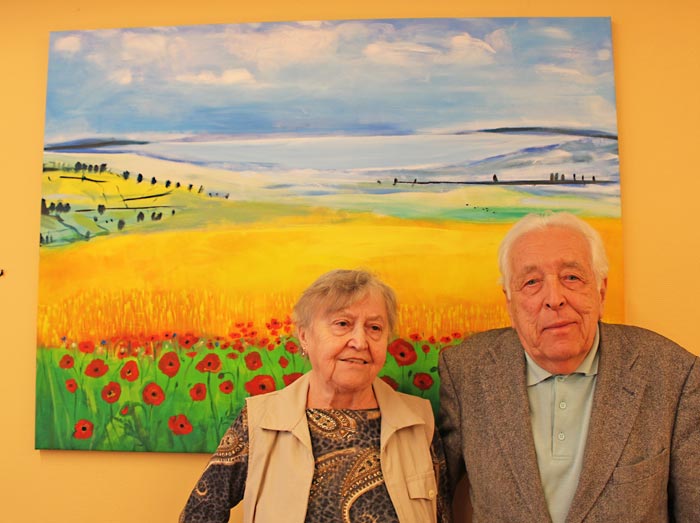 Hedwig Amon (83) und Friederich Ballek (84) fühlen sich wohl im Generationenwohnhaus, würden sich aber mehr Kontakt zwischen Alt und Jung wünschen. 