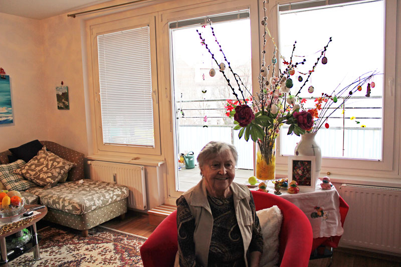 Frau Amon lebt in einer Genossenschaftswohnung, Herr Ballek in einem Apartment. Der Pensionist hilft tatkräftig mit, Ideen zu finden, um die Generationen im Haus zusammenzuführen.
