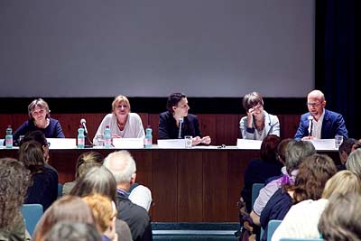 Das Podium von links nach rechts: Ulrike Busch, Beate Wimmer-Puchinger, Beate Hausbichler, Elisabeth Parzer und Christian Fiala. Das Podium von links nach rechts: Ulrike Busch, Beate Wimmer-Puchinger, Beate Hausbichler, Elisabeth Parzer und Christian Fiala.