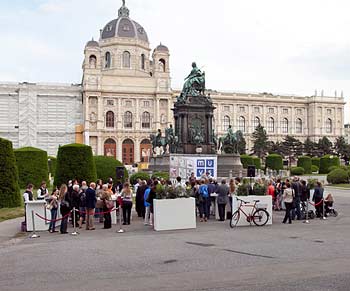 Am Fuße des Maria-Theresia-Denkmals lud das Museum für Verhütung und Schwangerschaftsabbruch geschichtsträchtig zu Brötchen und Sekt. Am Fuße des Maria-Theresia-Denkmals lud das Museum für Verhütung und Schwangerschaftsabbruch geschichtsträchtig zu Brötchen und Sekt.