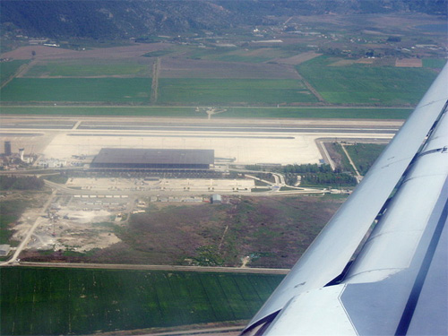 Gemessen an den Passagierzahlen, ist Dalaman der sechstgrößte Flughafen 
der Türkei. Seit 2007 verfügt der vor allem von Charter-Maschinen 
angeflogene Airport im Südwesten des Landes über ein neues 
internationales Terminal. Zu erreichen über diverse Pauschalangebote 
sowie beispielsweise mit Pegasus Airlines von Wien via Istanbul 
(siebenmal pro Woche). Die Flugpreise von Wien nach Dalaman beginnen bei
 106,99 Euro für die einfache Strecke, abhängig von der Saison. Infos 
unter www.flypgs.com.  