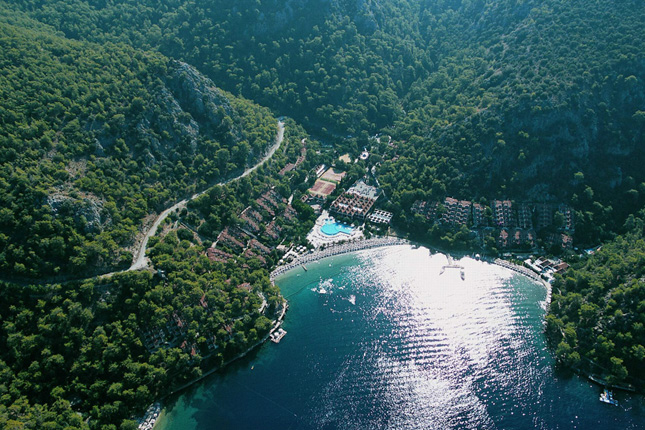 Der Hillside Beach Club befindet sich in der Nähe von Fethiye und ist am
 besten über den Flughafen Dalaman zu erreichen (55 Kilometer entfernt).
 Das kinderfreundliche Fünfsterneresort verfügt über einen 
Shuttle-Dienst. Neben umfangreichen Sportmöglichkeiten gibt es zwei 
Spas, in denen unter anderem balinesische Massagen angeboten werden. 
Abends finden meist Beach-Kinovorführungen, Beachpartys und diverse 
Shows statt. Buchbar ist das Resort über den Veranstalter Gulet.