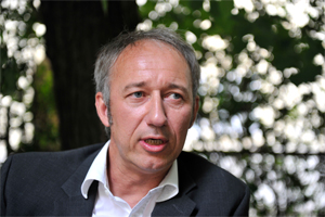 "Daher bin ich der Überzeugung, dass fast jeder Politiker korrupt ist, 
weil er als Abgeordneter oder als Regierungsmitglied mehr im Interesse 
der Partei agiert als im Interesse des Staates", sagt Christian Felsenreich.  