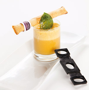 Karotten-Orangensuppe mit Apfel-Mozzarella-Zigarre. >> Rezept als Leseprobe Karotten-Orangensuppe mit Apfel-Mozzarella-Zigarre. >> Rezept als Leseprobe