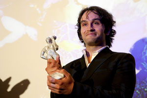 Kerem Can, Hauptdarsteller im Film "Zenne-Dancer", bei der Preisverleihung des "Let's Cee"-Awards in Wien. Kerem Can, Hauptdarsteller im Film "Zenne-Dancer", bei der Preisverleihung des "Let's Cee"-Awards in Wien.