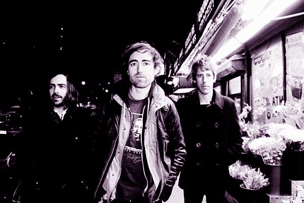 Gitarrist Oliver Ackermann (Mitte) und die Rocker A Place To Bury Strangers aus New York drehen die Lautstärke bis zum Anschlag.